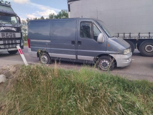 На польско-белорусской границе «держателям очередей» пробили колеса