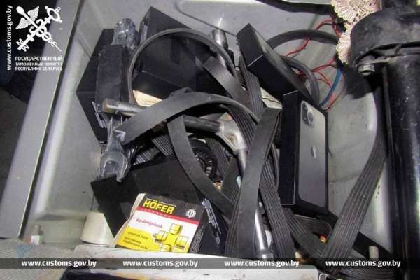 Россиянин пытался провезти без декларации через границу 5 смартфонов. Случай на границе в Бресте