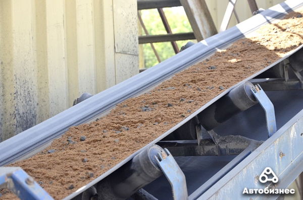 Почему дороги не служат вечно? Журналисты побывали на заводе по производству асфальтобетона и узнали ответ