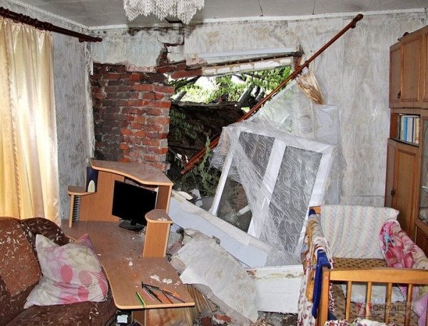 Разрушенный фасад, перебитый газопровод. В Гомельской области трактор въехал в частный дом