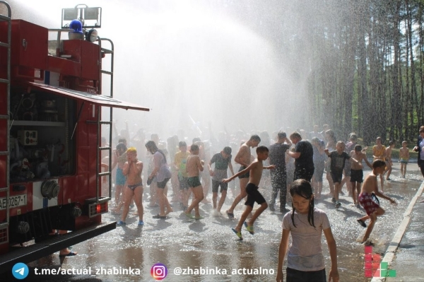 Жабинковские спасатели устроили водную феерию ребятам, отдыхающим в оздоровительном лагере «Орленок» Жабинковские спасатели устроили водную феерию ребятам, отдыхающим в оздоровительном лагере «Орленок»