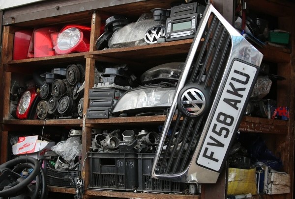 «Средняя зарплата у автослесаря — €1 200. Но после обеда все спят». Выгодно ли белорусу работать на СТО в Испании