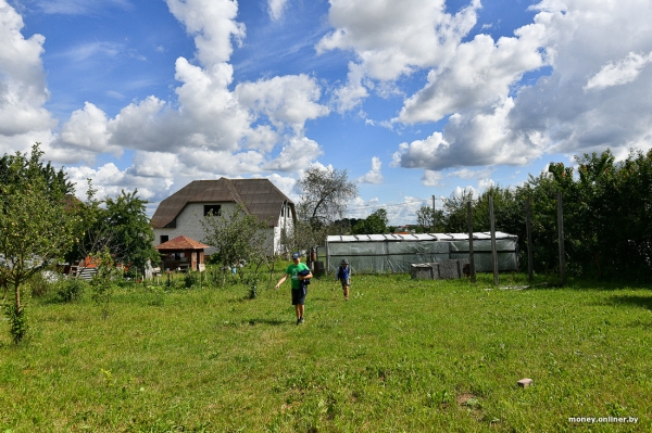 Собирает чернику, завел козу. История белоруса, который в 66 лет остался один с четырьмя детьми Собирает чернику, завел козу. История белоруса, который в 66 лет остался один с четырьмя детьми