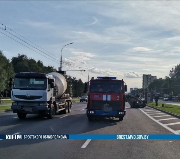 В Бресте перевернулся автомобиль. Стали известны подробности В Бресте перевернулся автомобиль. Стали известны подробности