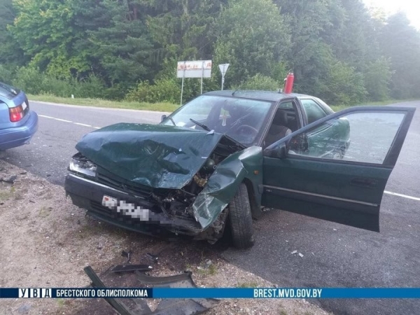 На Брестчине сильно столкнулись две легковушки. Кто виноват в ДТП?