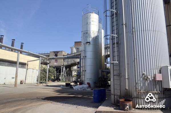 Почему дороги не служат вечно? Журналисты побывали на заводе по производству асфальтобетона и узнали ответ