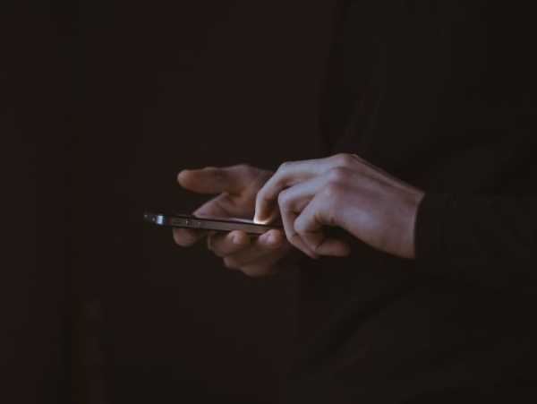 Мужчина выдавал себя за девушку и разводил на деньги за секс