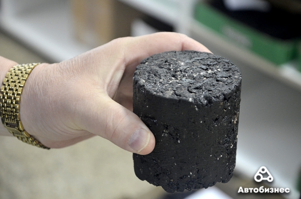 Почему дороги не служат вечно? Журналисты побывали на заводе по производству асфальтобетона и узнали ответ