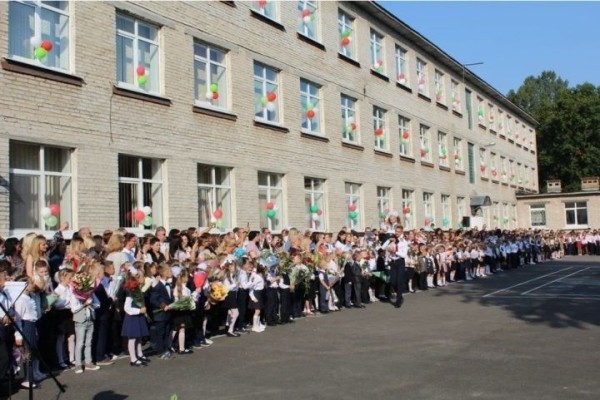 Стало известно, сколько будет стоит школьная форма в новом учебном году