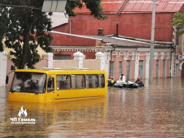 Сильный дождь затопил Гомель. Людей из воды доставали спасатели на лодках Сильный дождь затопил Гомель. Людей из воды доставали спасатели на лодках