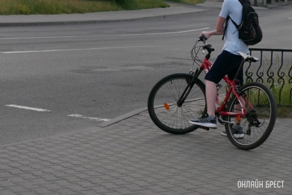 Можно ли велосипедисту переезжать зебру, рассказали в ГАИ