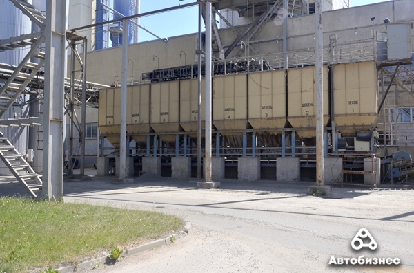 Почему дороги не служат вечно? Журналисты побывали на заводе по производству асфальтобетона и узнали ответ