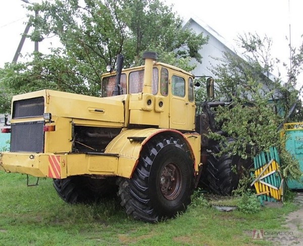 Разрушенный фасад, перебитый газопровод. В Гомельской области трактор въехал в частный дом
