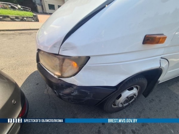 Легковушка и маршрутка столкнулись в Бресте. Кто виноват? Легковушка и маршрутка столкнулись в Бресте. Кто виноват?