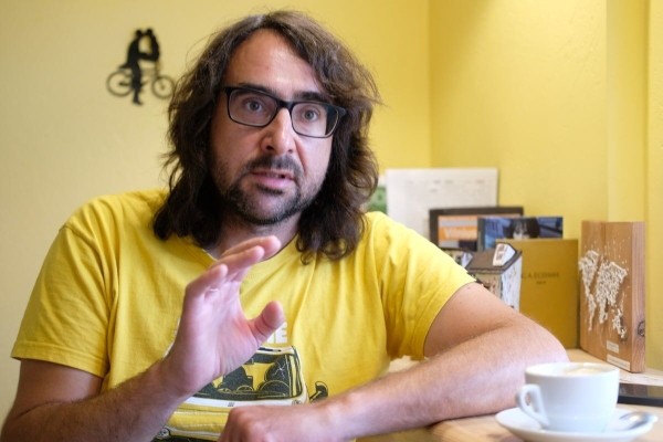 «Средняя зарплата у автослесаря — €1 200. Но после обеда все спят». Выгодно ли белорусу работать на СТО в Испании