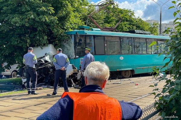 В Минске грузовой бус попал под трамвай, водитель умер В Минске грузовой бус попал под трамвай, водитель умер