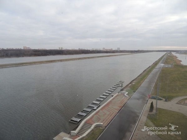 Туристы могут покататься на каяках на гребном канале Бреста