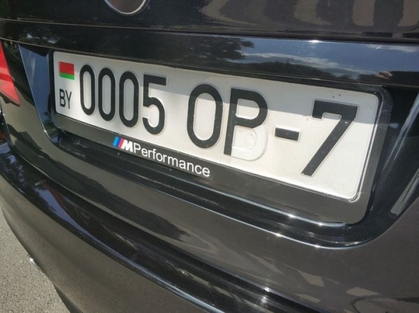 Издалека с номерами этого BMW все в порядке. Только если не приглядываться