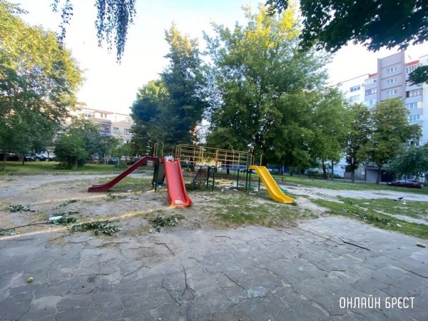 Читатель: Территория детской площадки нуждается в уборке. Брест, бульвар Космонавтов, 33
Читатель: Территория детской площадки нуждается в уборке. Брест, бульвар Космонавтов, 33