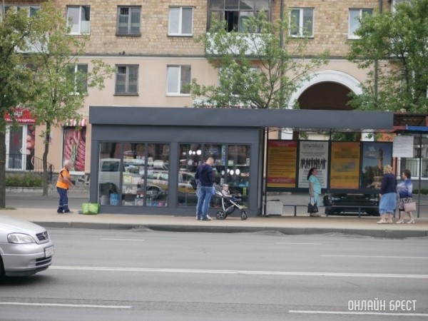 В Бресте на две недели закроют одну из остановок «МОПРа»: асфальтобетон в парковочном кармане поменяют на плитку