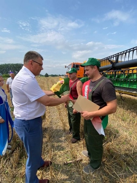 Комбайнер из Каменецкого района — первый трехтысячник в Беларуси Комбайнер из Каменецкого района — первый трехтысячник в Беларуси