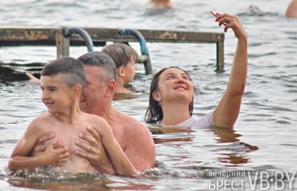 Брестчане спасаются от жары на городских пляжах. Фоторепортаж