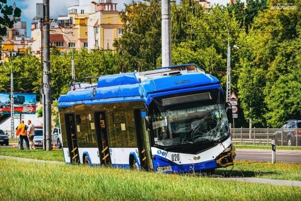 Троллейбус с 20 пассажирами попал в аварию в Бресте Троллейбус с 20 пассажирами попал в аварию в Бресте