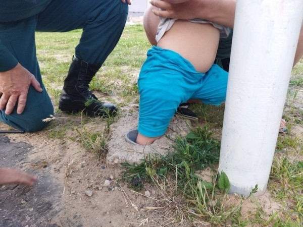 В Беларуси спасатели помогли малышу, нога которого застряла в трубе В Беларуси спасатели помогли малышу, нога которого застряла в трубе