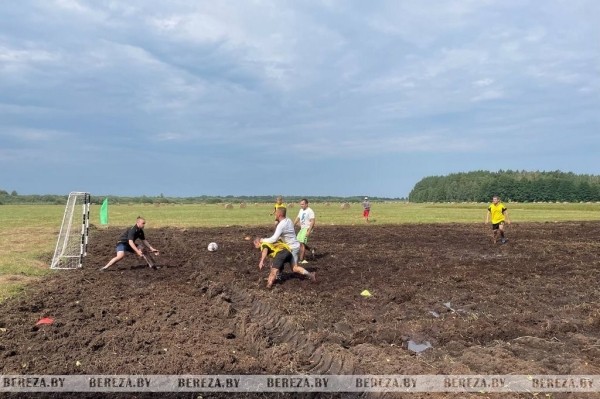 Футбол на болоте в Брестской области. Фоторепортаж