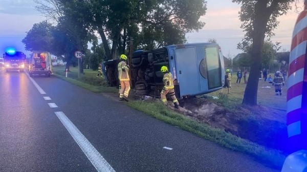 В Польше опрокинулся белорусский автобус с 47 пассажирами В Польше опрокинулся белорусский автобус с 47 пассажирами