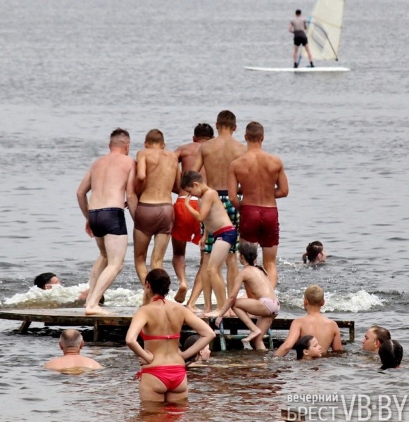 Брестчане спасаются от жары на городских пляжах. Фоторепортаж