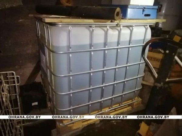 «Скупал для личных нужд». У водителя из Брестского района обнаружили 900 литров окрашенного топлива «Скупал для личных нужд». У водителя из Брестского района обнаружили 900 литров окрашенного топлива