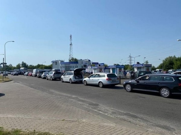 Очередь на выезд из Беларуси стала платной: что изменится