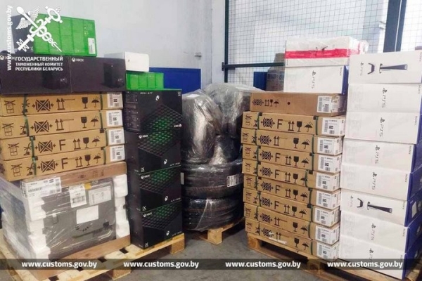 В остановленном на М1 &laquo;Мерседесе&raquo; обнаружили партию товара, ввезенного в Беларусь &laquo;поштучно&raquo;