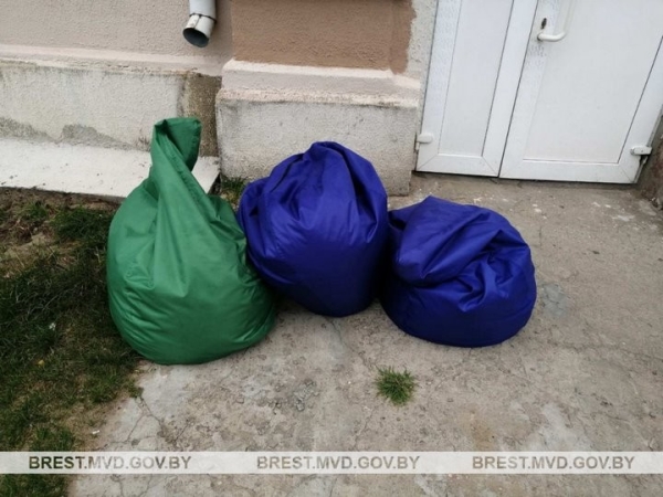 В Брестской области подростки у предпринимателя украли кресла-мешки