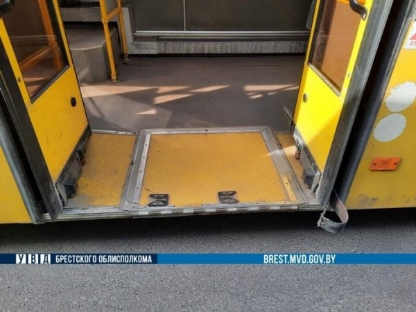 В Кобрине пенсионерка выпала из автобуса: суд огласил приговор водителю В Кобрине пенсионерка выпала из автобуса: суд огласил приговор водителю