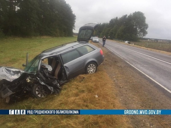 В Беларуси 19-летняя девушка на Audi выехала на встречную и столкнулась с Volkswagen, водитель этой машины в реанимации