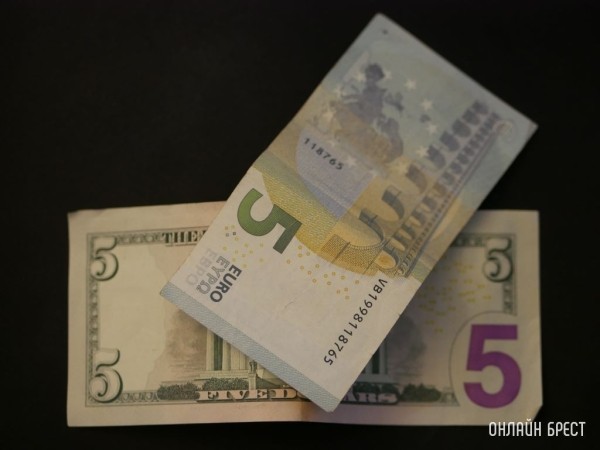 Такого дешевого евро не было почти три года. В чем дело?