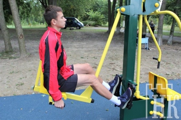 В Каменце открыли площадку с уличными тренажерами