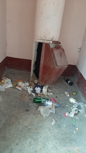 
                Читатель: Долгое время мусоропровод находится в таком состоянии. Брест, ул. Гаврилова д. 23, 1 подъезд, 3,5 этаж
            