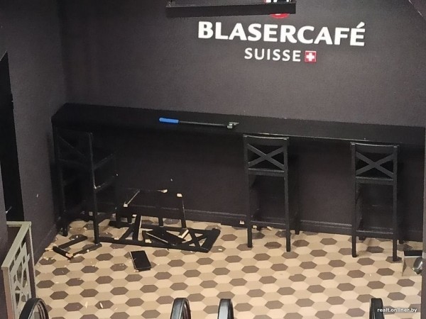 Босой парень разгромил топором кофейню в Минске. В СК рассказали новые подробности инцидента Босой парень разгромил топором кофейню в Минске. В СК рассказали новые подробности инцидента