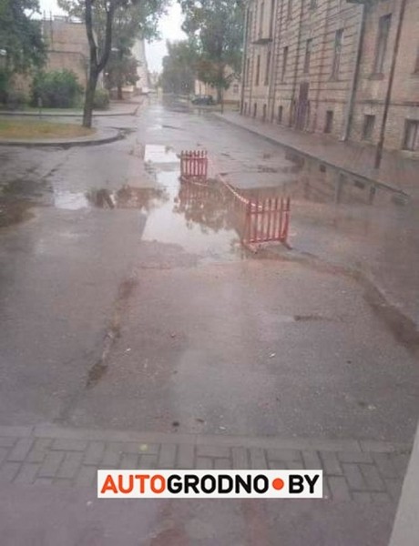 Авто утонул во дворах: строители забыли обозначить глубокую яму в Гродно Авто утонул во дворах: строители забыли обозначить глубокую яму в Гродно