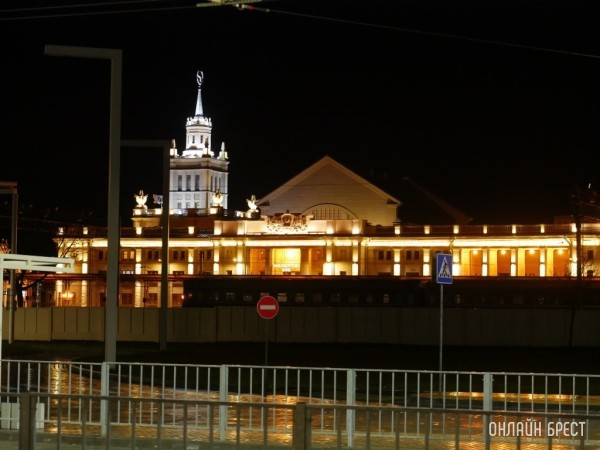 Сегодня в Бресте включат праздничное освещение. Почему?