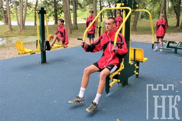 В Каменце открыли площадку с уличными тренажерами