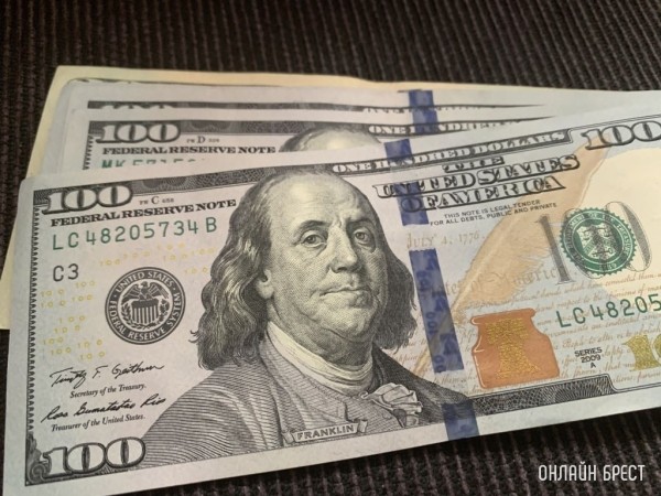 Евро сильно подешевел, доллар только стремится