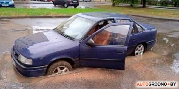 Авто утонул во дворах: строители забыли обозначить глубокую яму в Гродно Авто утонул во дворах: строители забыли обозначить глубокую яму в Гродно
