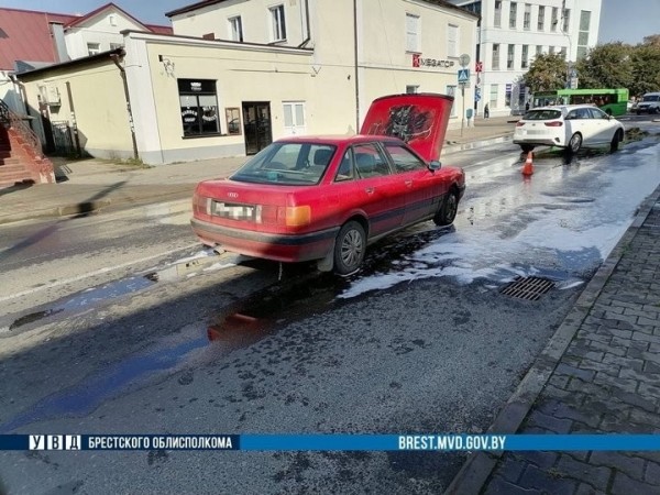 В Кобрине во время движения загорелась Audi
