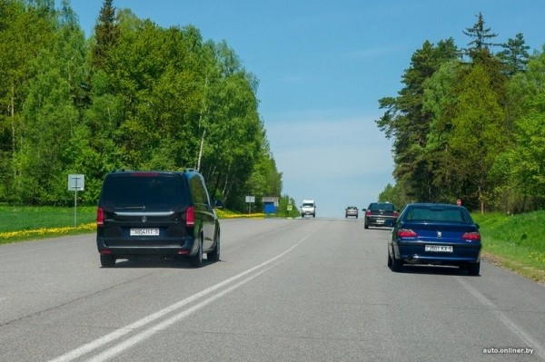 На дорогах Беларуси: посмотрите, как не надо обгонять. Водителя наказали.