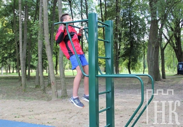 В Каменце открыли площадку с уличными тренажерами