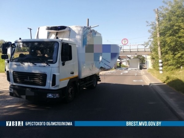 В ГАИ рассказали подробности, как грузовик не смог проехать под путепроводом в Бресте